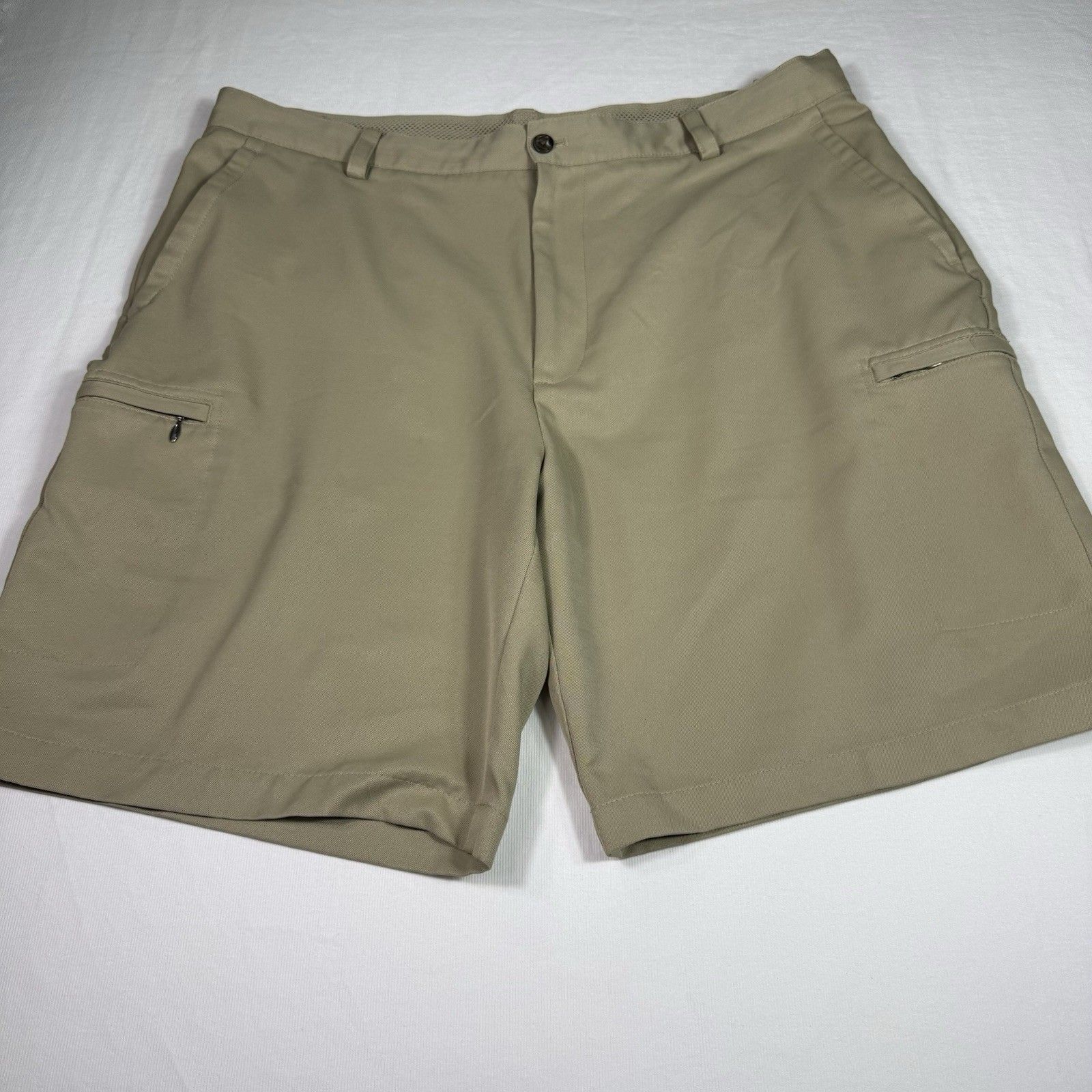 Izod Golf Mens Swingflex Cargo Shorts Khaki Size 38 Comfy Flexible Mesh Pockets